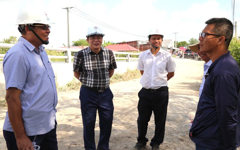 Chủ tịch Hội đồng thành viên EVNSP Lê Văn Trang (thứ 2 từ trái sang) và Phó Tổng giám đốc EVNSPC Bùi Quốc Hoan (áo trắng) có mặt tại công trường, nghe các nhà thầu báo cáo tiến độ thi công Đường dây 110kV Trần Đề - Trạm 220kV Sóc Trăng (TP. Cần Thơ). Ảnh: EVNSPC
