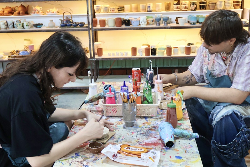 Năm 2025, làng gốm Thanh Hà đón hơn 251.000 lượt khách tham quan (khoảng 95% là khách quốc tế), doanh thu đạt hàng chục tỉ đồng mỗi năm. Ảnh: Diễm Phúc