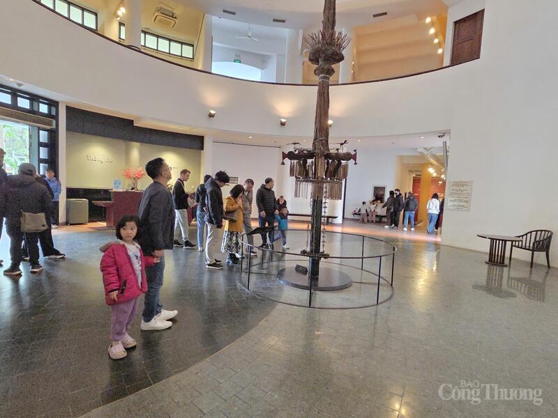 Trẻ em và phụ huynh theo dõi các hoạt động trải nghiệm văn hóa dân gian tại khuôn viên Bảo tàng Dân tộc học Việt Nam trong kỳ nghỉ lễ.