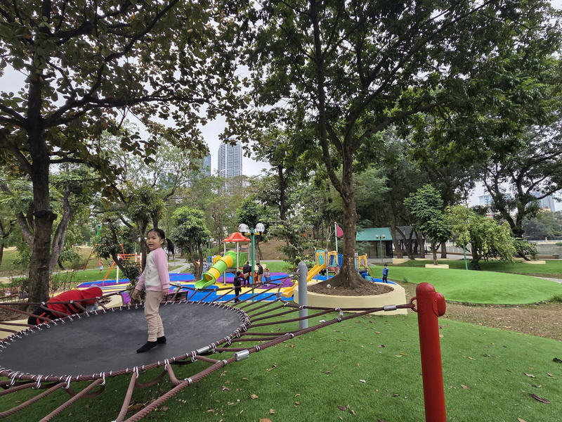 Công viên Nghĩa Đô thu hút nhiều thiếu nhi đến vui chơi.