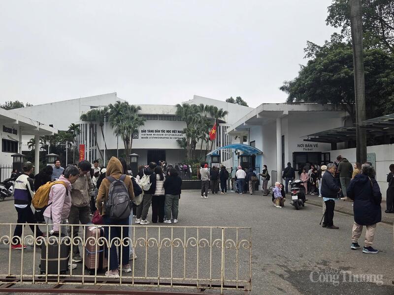 Ngày thứ 2 của kỳ nghỉ tết Dương lịch, lượng khách tham quan Bảo tàng Dân tộc học tăng cao, chủ yếu là các gia đình có trẻ nhỏ.