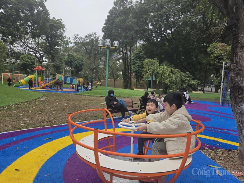 Công Viên Nghĩa Đô khang trang sau thời gian cải tạo, sửa chữa thu hút nhiều người đến vui chơi.