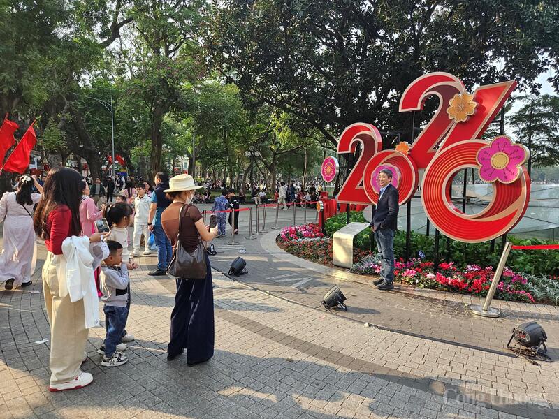 Trong không khí vui tươi của năm mới 2026, chỉ cần dạo bộ một vòng quanh hồ Hoàn Kiếm cũng đủ cảm nhận được không khí Tết. Ảnh: TK