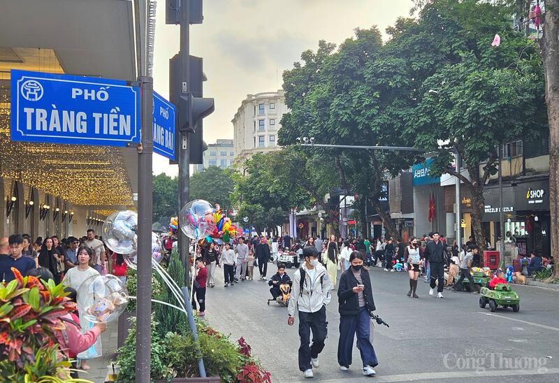 Người dân tản bộ, tham quan trên các tuyến phố quanh khu vực hồ Hoàn Kiếm. Ảnh: TK