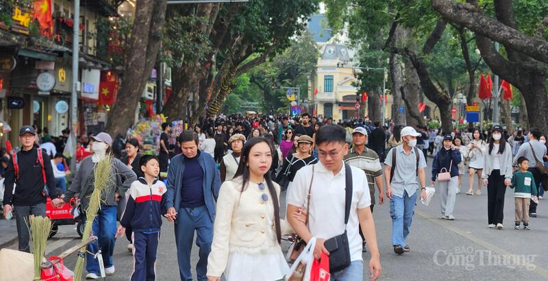 Sự đông đúc của dòng người, niềm vui lan tỏa khi năm mới bắt đầu. Ảnh: TK