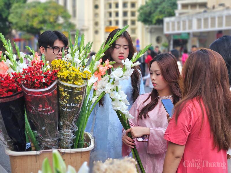 Rực rỡ sắc hoa tô điểm thêm cho không khí rộn ràng đầu năm. Ảnh: TK