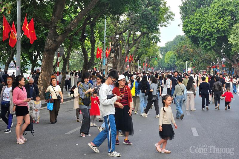 Ngày thứ hai của kỳ nghỉ lễ, tiếp tục ghi nhận lượng lớn người dân và du khách trong nước, quốc tế tham quan, vui chơi tại khu vực hồ Hoàn Kiếm, Hà Nội. Ảnh: TK