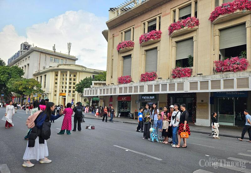 Du khách tranh thủ ghi lại những khoảnh khắc đẹp của ngày đầu năm mới. Ảnh: TK