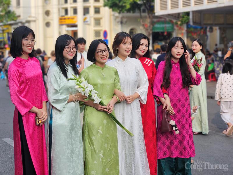 Nhiều nhóm bạn trẻ trong tà áo dài truyền thống cùng gia đình ghi lại những khoảnh khắc đầu năm. Ảnh: TK