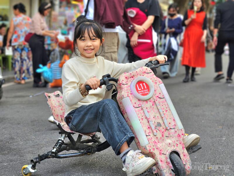 Hồ Hoàn Kiếm không chỉ là không gian vui chơi, sinh hoạt quen thuộc của người dân Thủ đô mà từ lâu đã trở thành điểm hẹn trong hành trình khám phá của du khách quốc tế. Ảnh: TK