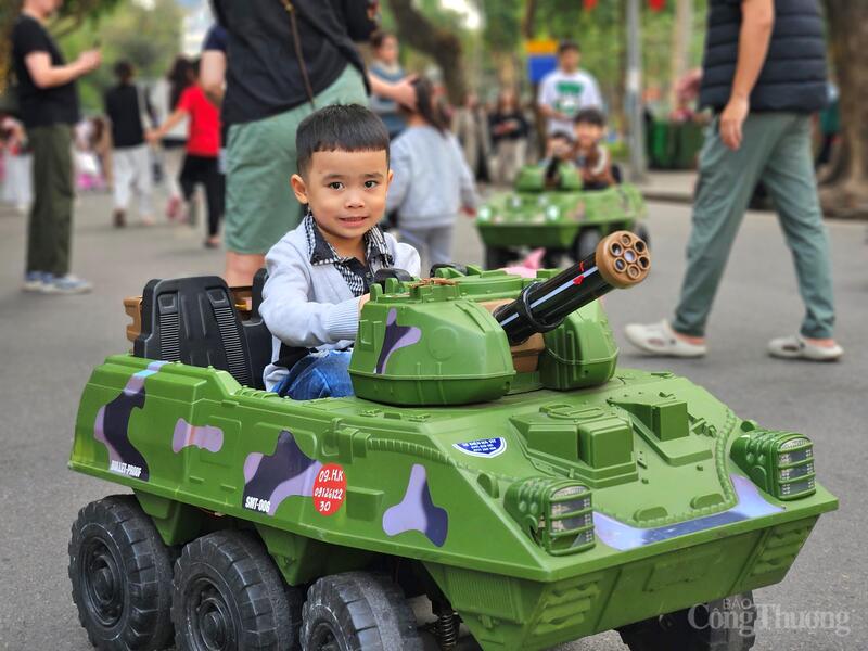 Trẻ em vui chơi tạo nên bức tranh sinh động của đời sống đô thị Hà Nộị. Ảnh: TK