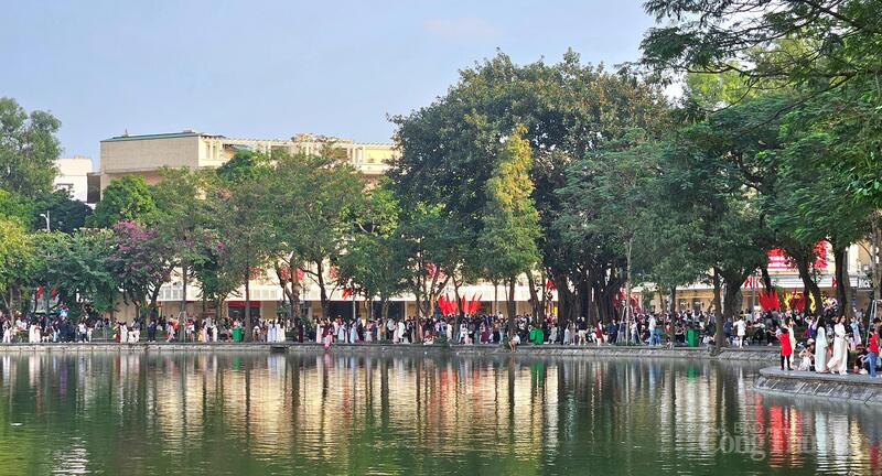 Không gian quanh hồ Hoàn Kiếm luôn là điểm đến lý tưởng của du khách trong nước và quốc tế. Ảnh: TK