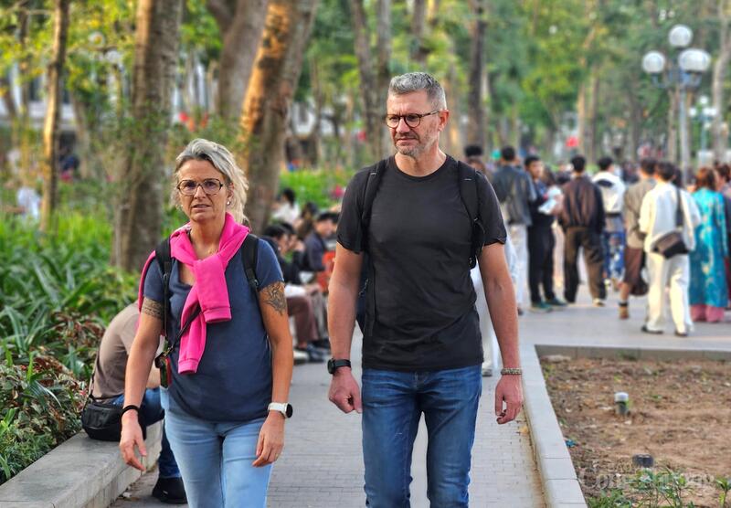 Du khách nước ngoài thích thú khi lần đầu đến Hà Nội trước nhịp sống buổi sáng trong những ngày đầu năm mới. Ảnh: TK