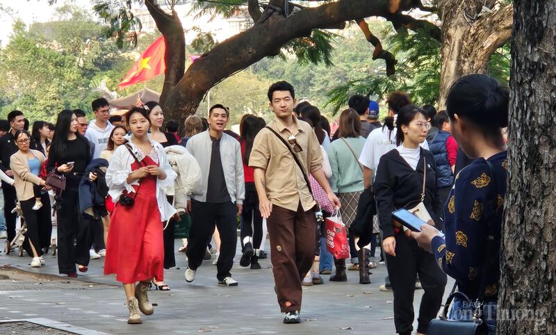 Nhiều người chọn đi bộ một vòng hồ để quan sát sinh hoạt đời thường, cảm nhận nhịp sống Hà Nội từ những điều rất nhỏ. Ảnh: TK