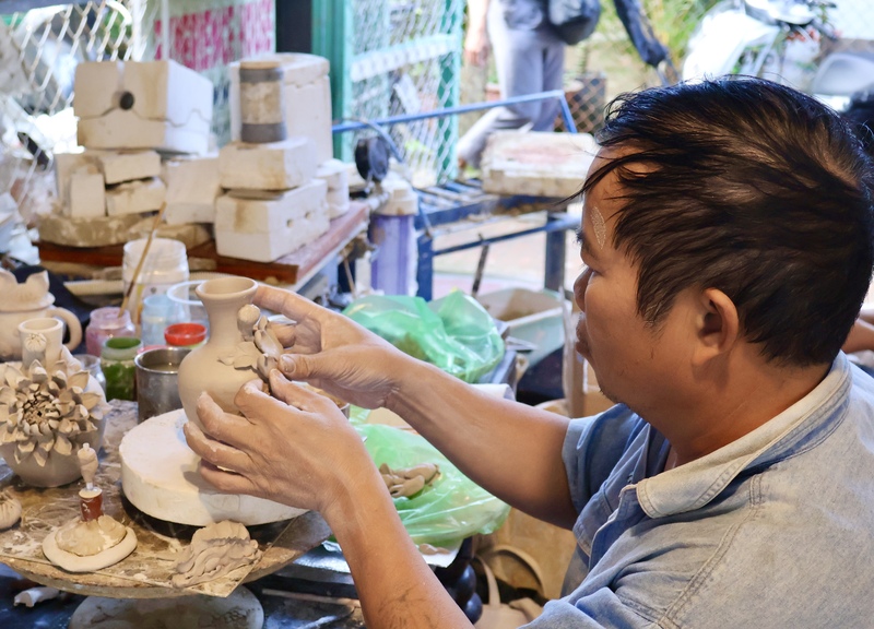 Để có được sản phẩm hoàn chỉnh, người thợ nghệ phải tỉ mỉ qua nhiều công đoạn như làm đất, tạo hình, phơi nắng, nung gốm đến vẽ màu, tráng men, xịt bóng.... Ảnh: Diễm Phúc