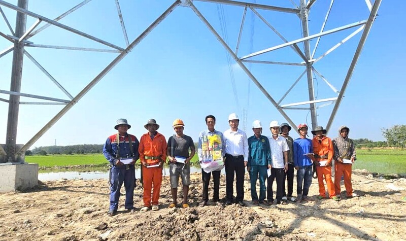 Thành viên Hội đồng thành viên Lê Hoàng Oanh tặng quà động viên người lao động làm việc xuyên Tết trên công trình Xây dựng mới tuyến dây đấu nối trạm 110kV Phước Đông 5&6 (220kV Tây Ninh 2) - 220kV Phước Đông, 2 mạch”, tỉnh Tây Ninh. Ảnh: Minh Khuê