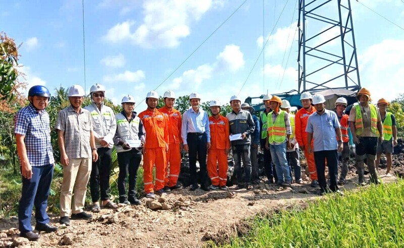 Ông Bành Đức Hoài - Thành viên Hội đồng thành viên EVNSPC tặng quà người lao động làm việc xuyên Tết Dương lịch tại Dự án Cải tạo, nâng tiết diện đường dây 110kV trạm 220kV Cao Lãnh - Tháp Mười, tỉnh Đồng Tháp.