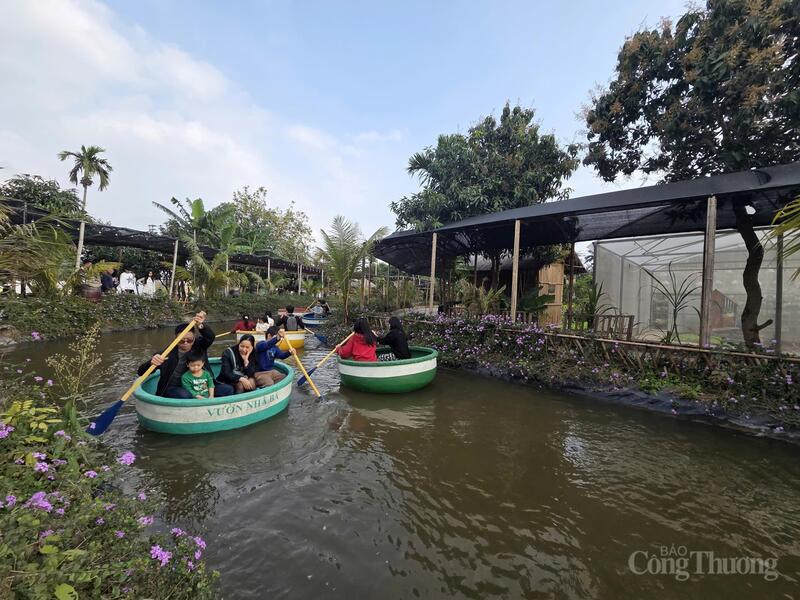 Các gia đình trải nghiệm chèo thuyền, tham quan cảnh quan sinh thái tại khu vui chơi Vườn của bà ven sông Hồng.