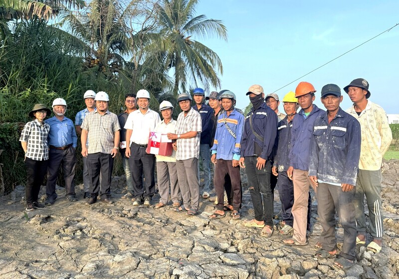 Ông Bùi Quốc Hoan - Phó Tổng giám đốc EVNSPC tặng quà động viên người lao động trên công trường Dự án Đường dây 110kV Trạm 220kV Thốt Nốt – Trạm 110kV Thới Lai (TP. Cần Thơ).