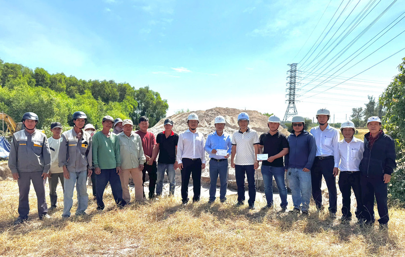 Ông Đào Hòa Bình - Phó Tổng giám đốc EVNSPC tặng quà động viên người lao động làm việc xuyên Tết trong ngày 1/1/2026 tại Dự án "Cải tạo nâng tiết diện đường dây 110kV Đa Nhim - trạm 220kV Tháp Chàm", tỉnh Lâm Đồng.