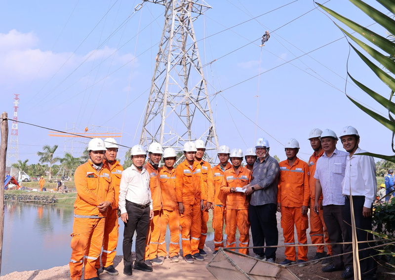 Ông Đoàn Đức Hưng - Phó Tổng giám đốc EVNSPC kiểm tra và động viên người lao động thi công xuyên Tết trên công trình Đường dây 110kV Ba Tri - Bình Thạnh và kéo dây mạch 02, tỉnh Vĩnh Long. Ảnh: Minh Khuê