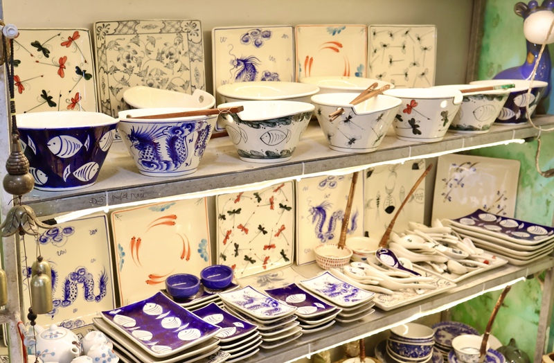 Ngoài các sản phẩm trưng bày, làng gốm còn sản xuất nhiều sản phẩm phục vụ cho đời sống sinh hoạt của người dân như chén, bát, đĩa...  hoặc cung cấp cho các nhà hàng ăn uống tại phố cổ. Ảnh: Diễm Phúc