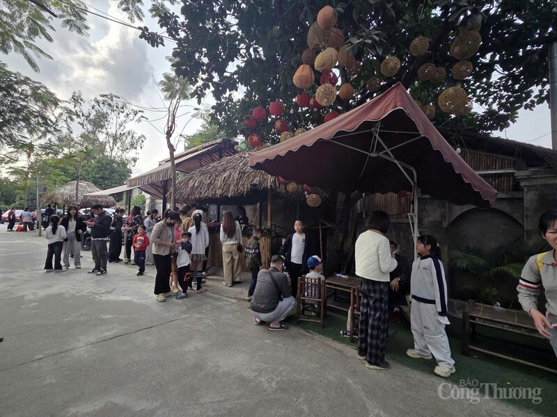 Khu vui chơi trẻ em tại farmstay ngoại thành Hà Nội đông kín phụ huynh và trẻ nhỏ trong ngày thứ 2 của kỳ nghỉ tết Dương lịch.