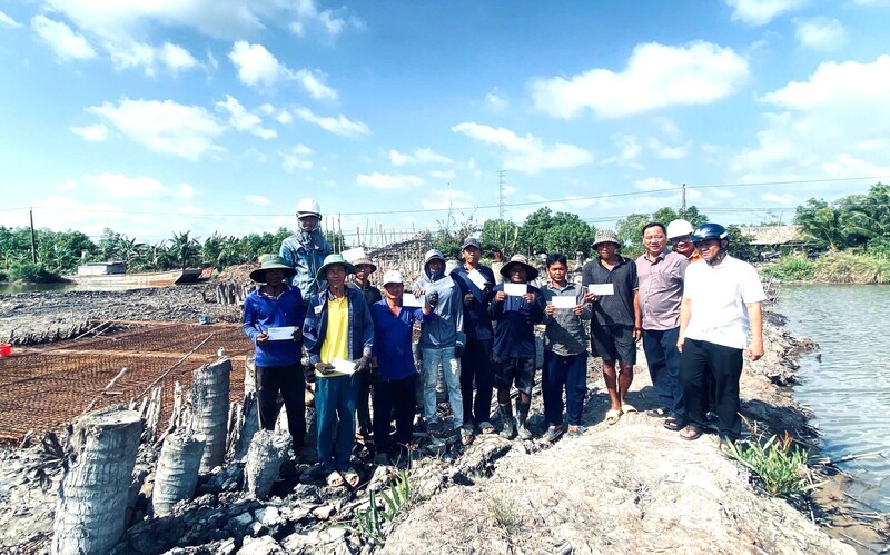 Lãnh đạo Công ty Điện lực Cà Mau tặng quà động viên người lao động thi công trong ngày đầu tiên của năm 2026 tại Công trình “Xuất tuyến 4 mạch đường dây 110kV Trạm 220kV Năm Căn”.