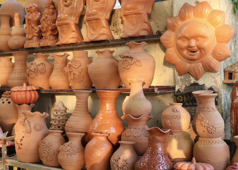 Để bảo tồn và phát huy truyền thống làng gốm đến với các thế hệ trẻ, địa phương đặc biệt mời các nghệ nhân về dạy nghề, tạo điều kiện để người trẻ được hỏi hỏi, trải nghiệm nhiều hơn. Ảnh: Diễm Phúc