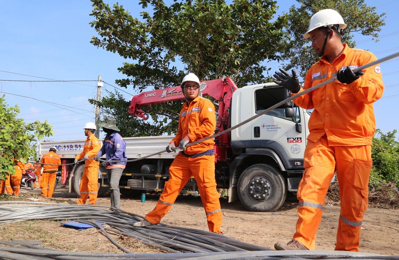 Công nhân điện lực làm việc xuyên Tết, tham gia thi công Đường dây 110kV Trần Đề - Trạm 220kV Sóc Trăng, TP. Cần Thơ.