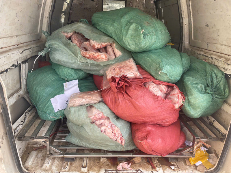 26 bao tải thực phẩm bẩn bốc mùi, bị lực lượng chức năng phát hiện. Ảnh: Đội QLTT số 10