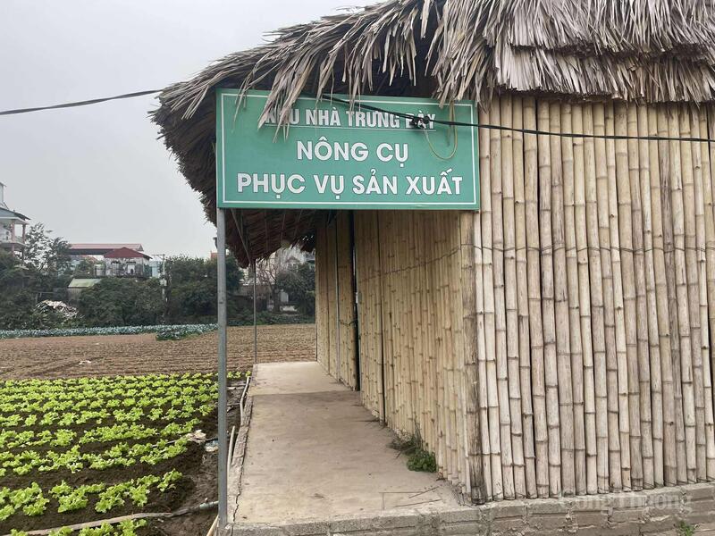 Khu trưng bày nông cụ phục vụ sản xuất tại Hợp tác xã Văn Đức.