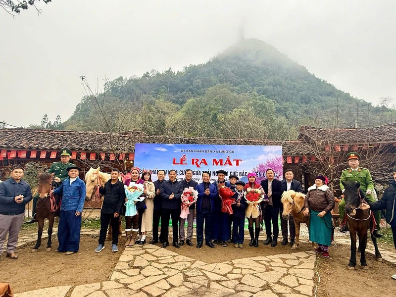 Đại biểu và du khách dự buổi Lễ ra mắt sản phẩm du lịch “Cưỡi ngựa trải nghiệm Cực Bắc – Tuyên Quang” tại xã Lũng Cú. Ảnh: Cổng TTĐT Tuyên Quang