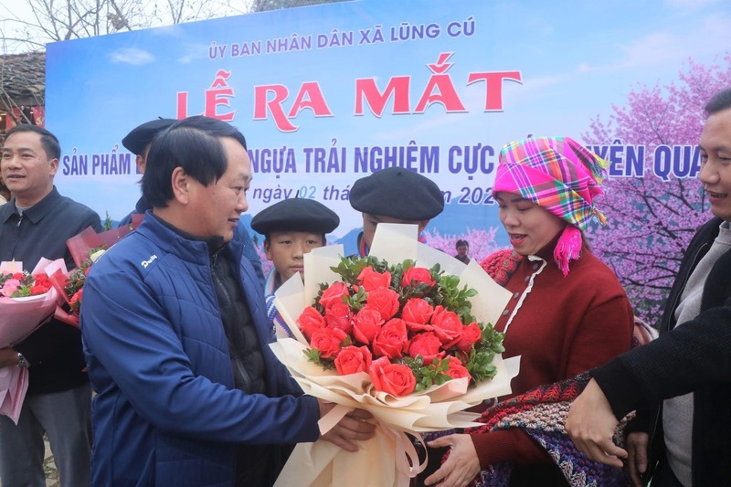 Đồng chí Hầu A Lềnh, Bí thư Tỉnh ủy Tuyên Quang tặng hoa du khách tại buổi Lễ. Ảnh: Cổng TTĐT Tuyên Quang