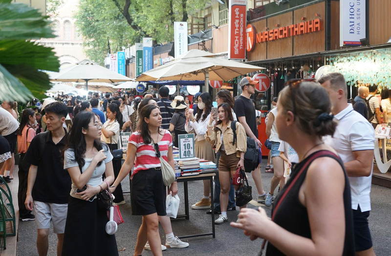 Đường sách TP. Hồ Chí Minh thu hút đông đảo người dân và du khách trong ngày đầu năm mới 2026. Ảnh: Minh Khuê.