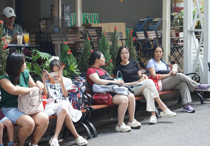 Với các bạn trẻ, Đường sách TP. Hồ Chí Minh không chỉ là nơi mua sách mà còn là không gian gặp gỡ, thư giãn, tận hưởng những khoảnh khắc nhẹ nhàng, ý nghĩa trong những ngày đầu năm mới 2026.