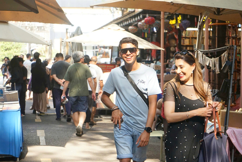 Anh Alex cùng bạn tham quan Đường sách TP. Hồ Chí Minh. Ảnh: Minh Khuê.