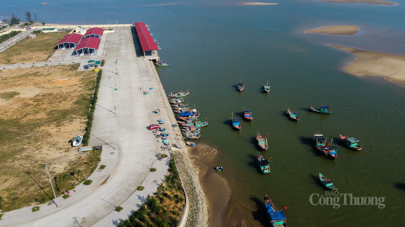 Tại cảng cá Cửa Nhượng (xã Thiên Cầm), không khí cũng không kém phần hối hả. Ngư dân vươn khơi đánh bắt ở vùng biển ven bờ, đi về trong ngày nhưng hiệu quả kinh tế mang lại rất cao nhờ các loại đặc sản như mực, tôm tít và cá trích.