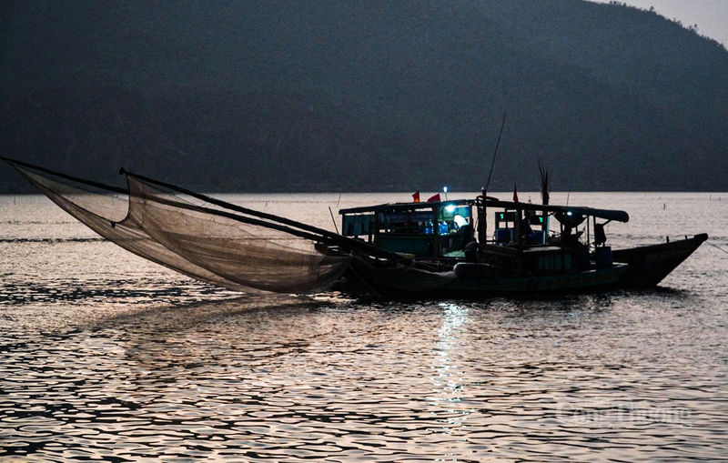 Tại cảng cá Cửa Sót (xã Lộc Hà), hàng chục tàu cá công suất lớn, nhỏ cập bến trong sự chờ đón của các tiểu thương và ngư dân.