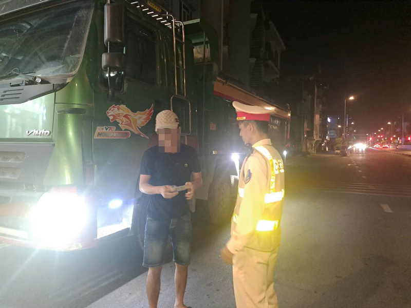 Lực lượng Cảnh sát giao thông trên toàn quốc đồng loạt ra quân kiểm tra chuyên đề đối với xe vận tải hàng hóa vi phạm trật tự, an toàn giao thông trong ngày 1/1. Ảnh: Minh Anh