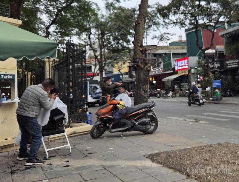 Những người thợ cắt tóc ven công viên Nghĩa Đô.