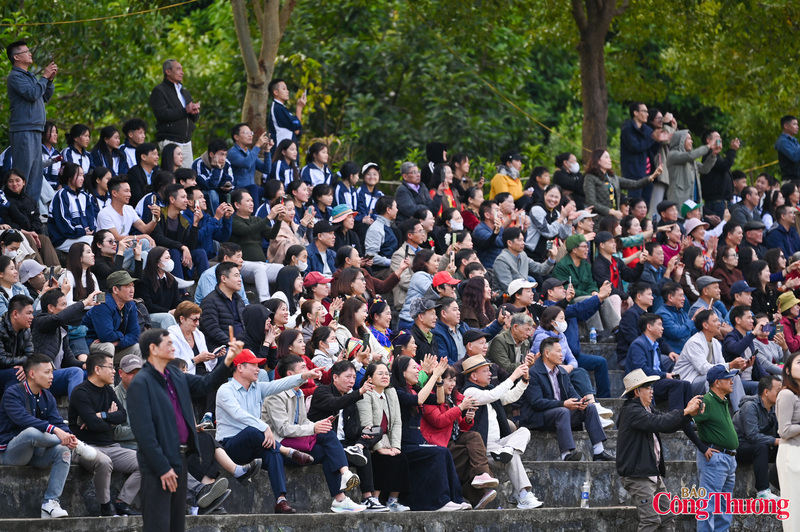 Vậy mà họ vẫn đua hết mình trong tiếng reo hò cổ vũ không ngớt của khán giả.