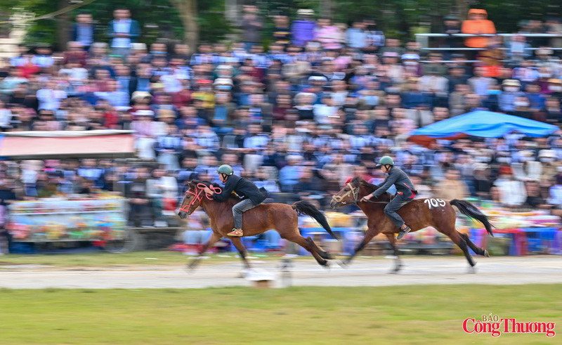 Những năm đầu thế kỷ XX, lễ diễu hành ngựa được tổ chức vào ngày Ngọ của tuần đầu tiên hoặc tuần thứ hai sau tết Nguyên đán để cầu may, cầu một năm canh tác bội thu. Sau lễ diễu hành là hoạt động vui chơi, đua ngựa, bắn súng được tổ chức và sau đó cứ định kỳ vào ngày Ngọ đầu tiên sau tết Nguyên đán các dân tộc lại đua nhau tham dự.