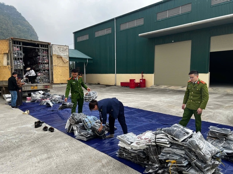Lực lượng Quản lý thị trường và Công an tỉnh Sơn La kiểm đếm số hàng hóa vi phạm. Ảnh: Lê Thủy
