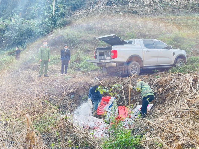 Lực lượng chức năng tỉnh Sơn La tiến hành tiêu hủy sản phẩm động vật vi phạm. Ảnh: Hồng Hạnh