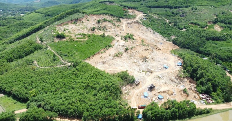 Khu vực phía Tây tỉnh Quảng Ngãi có 54 mỏ khoáng sản, gồm 15 mỏ đá làm vật liệu xây dựng thông thường, 33 mỏ cát, 3 mỏ đất và 3 mỏ sét làm gạch, ngói. Ảnh: Tuệ Lâm