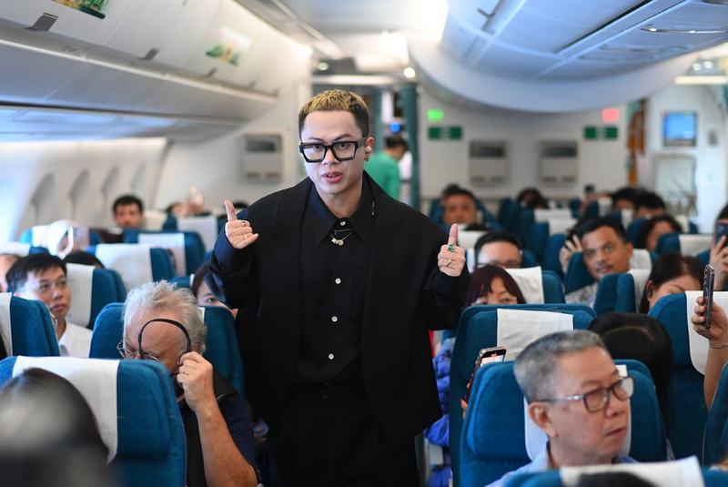 Vietnam Airlines phối hợp cùng Space Speakers ra mắt ca khúc “Kết nối” ở độ cao 10.000 mét nhân dịp chính thức cung cấp dịch vụ Internet trên máy bay