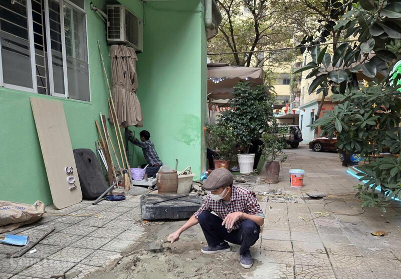 Kỳ nghỉ dài ngày, nhiều gia đình tranh thủ sửa chữa nên rất cần thợ xây dựng.