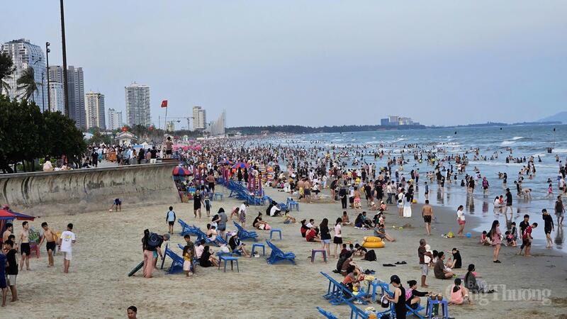 Rất đông du khách tắm biển tại Bãi Sau (Vũng Tàu) trong ngày đầu nghỉ lễ.