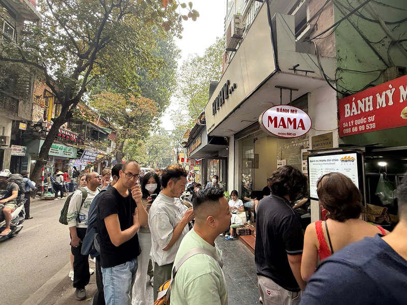 Bánh mì Mama được coi là món ăn “phải thử” của du khách khi tới Hà Nội. Ảnh: Diệu Anh